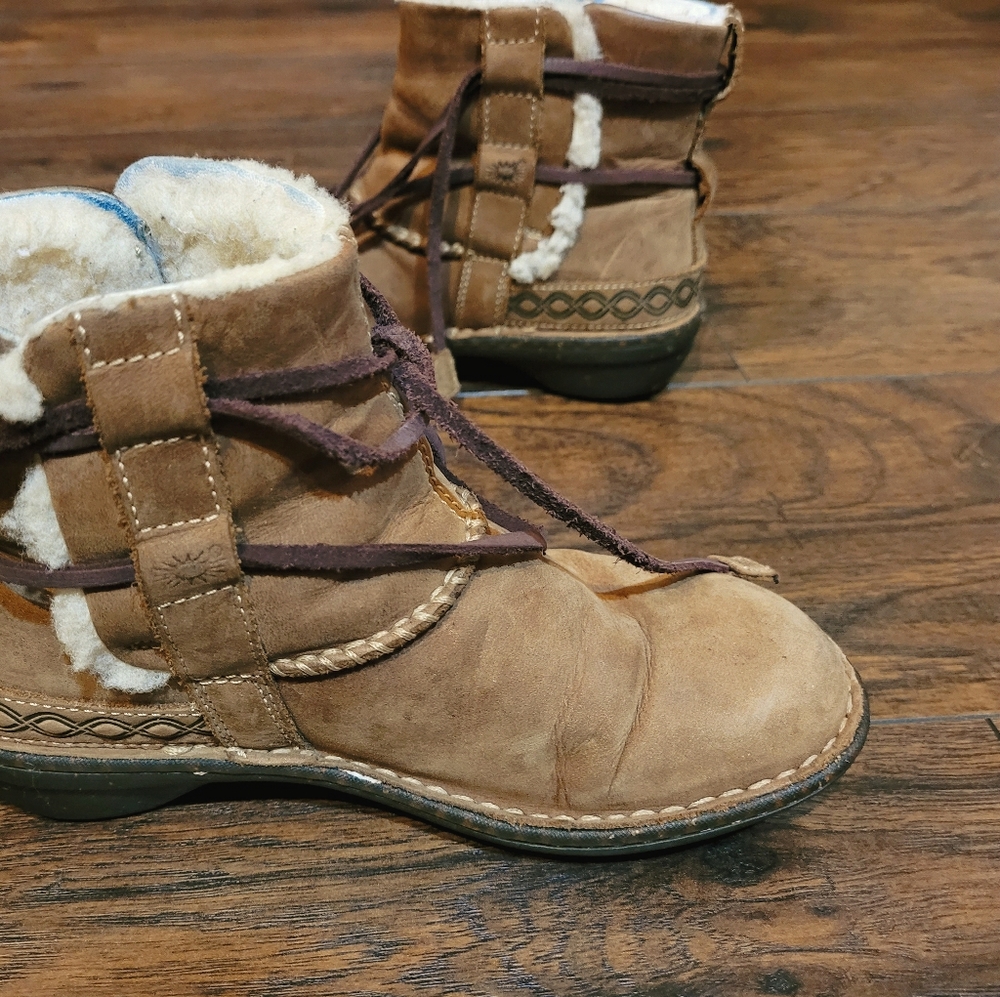 Ugg Cove S/N 5136 brown boots size 6